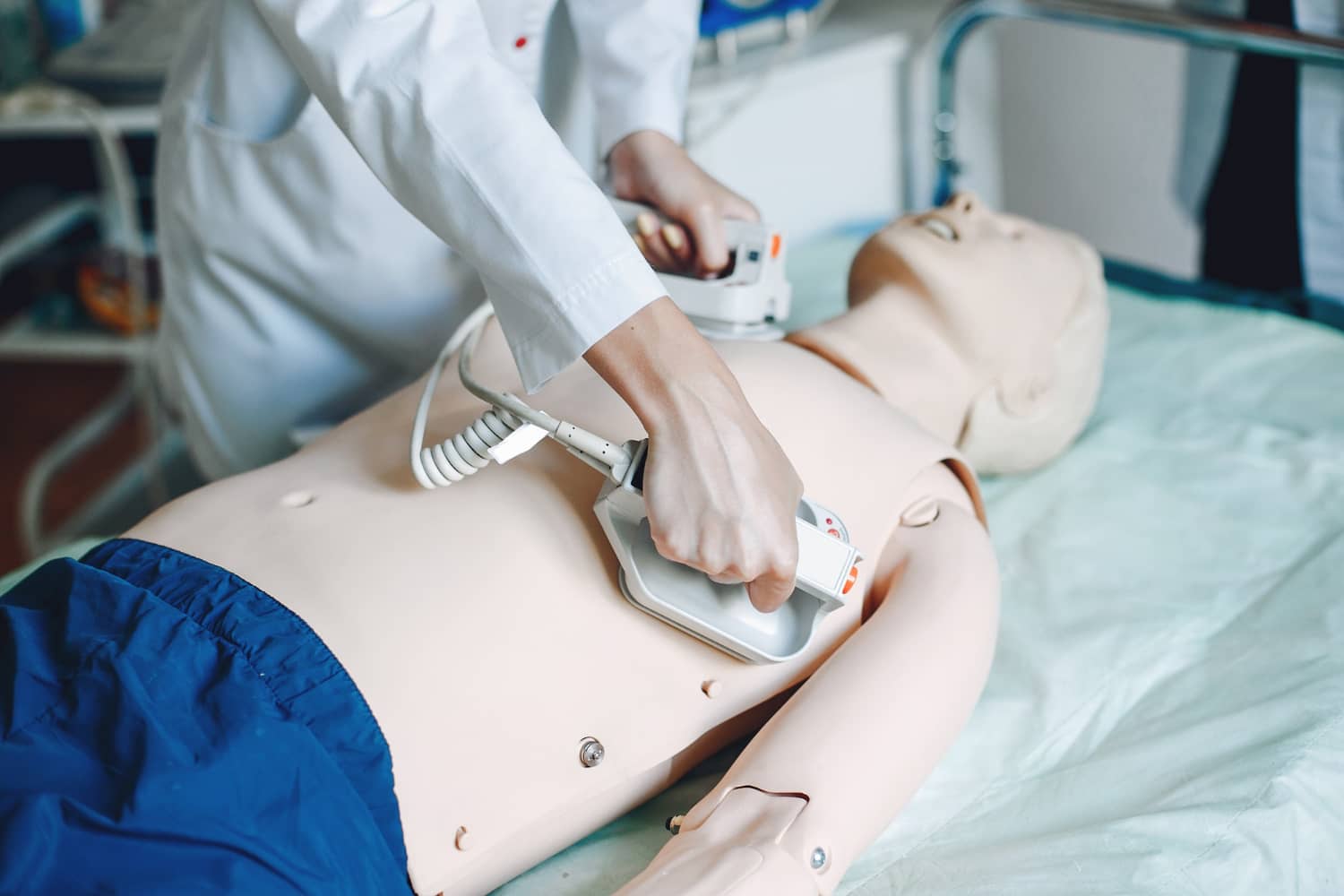 Uso de un desfibrilador en muñeco de pruebas